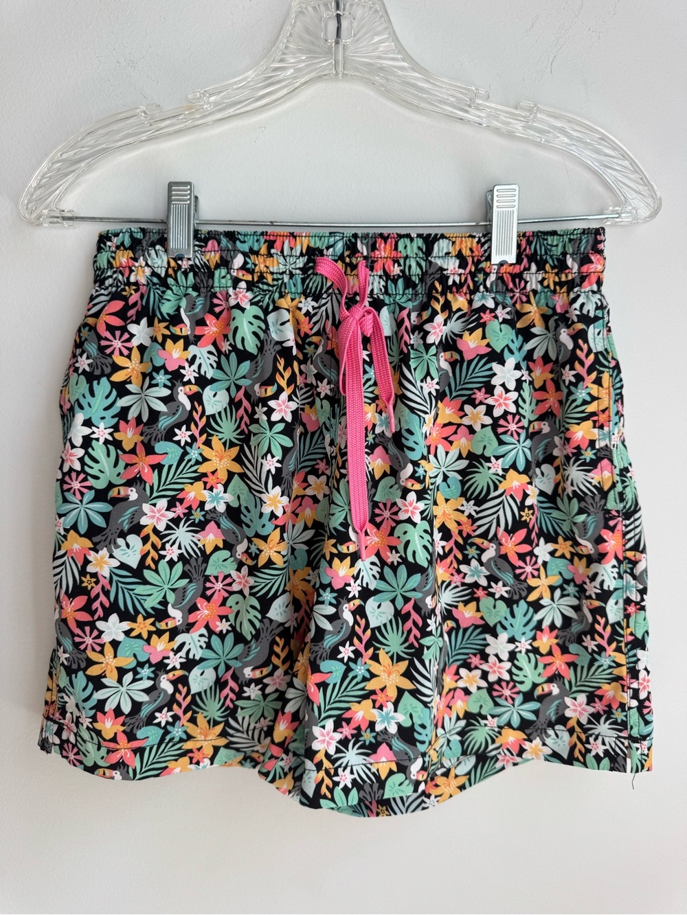 chubbies Men's Black Tropical Floral Swim Trunks with Pink Drawstring